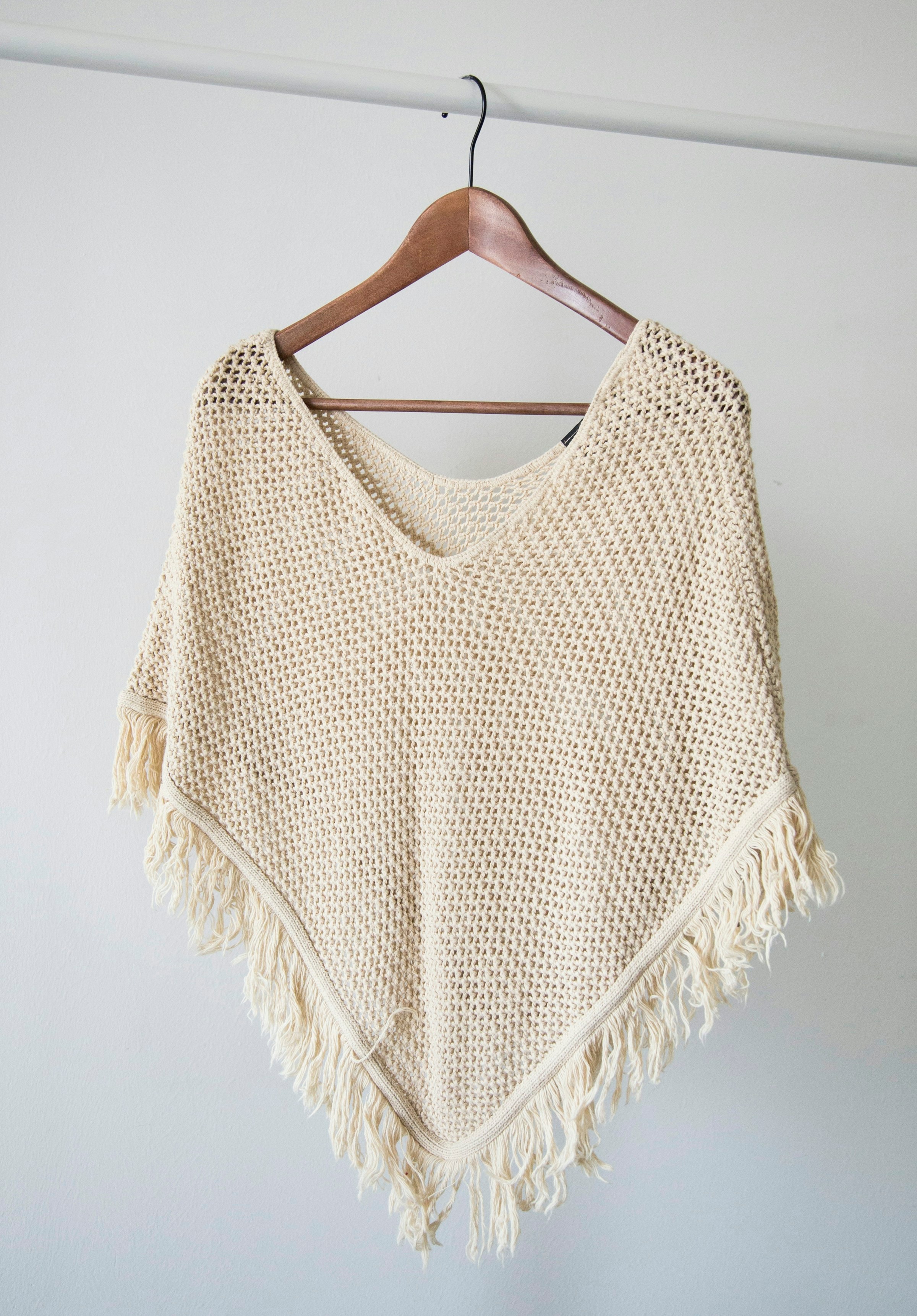 Poncho tricotat ivory, pe umeraș