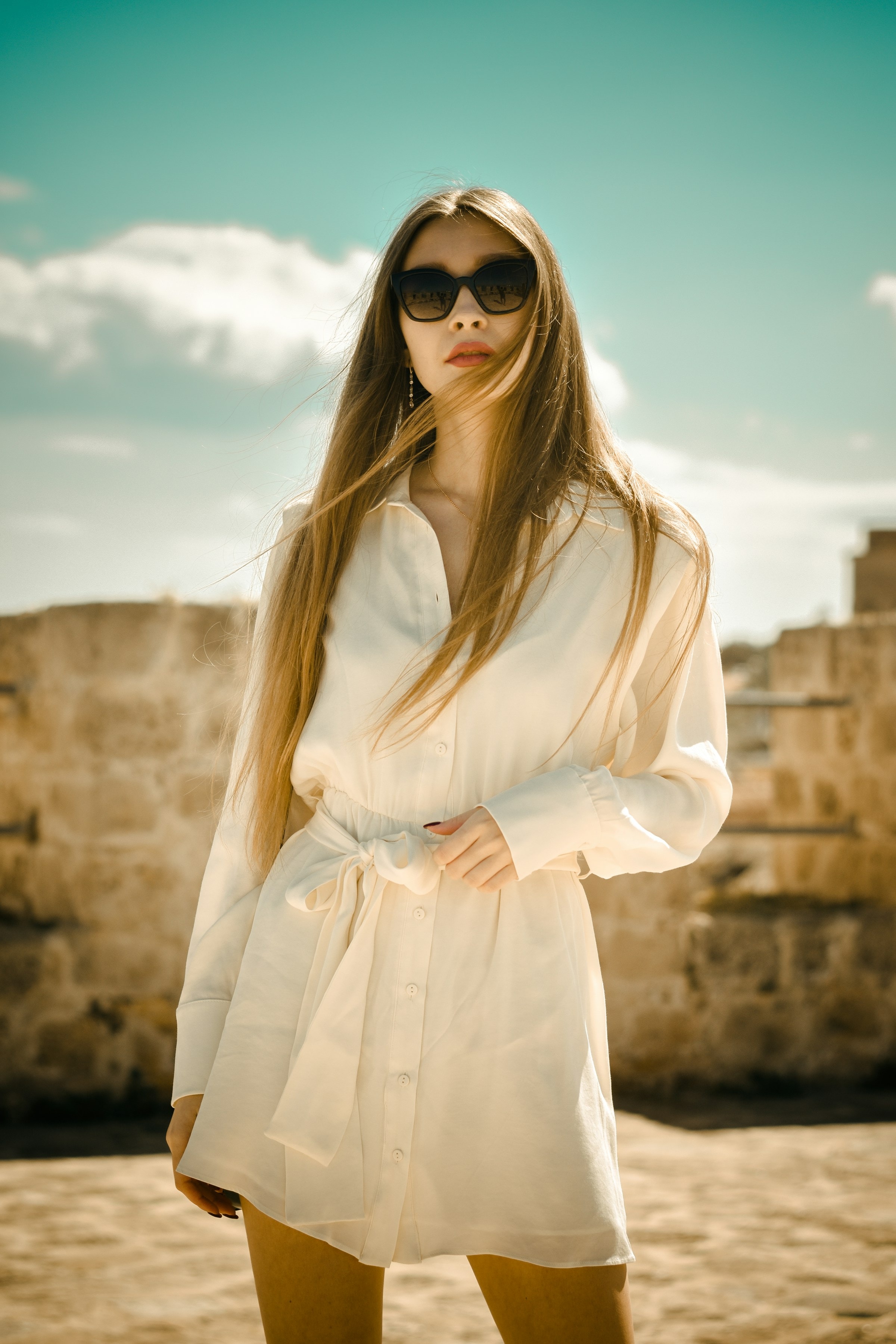 Rochie-cămașă ivory, cu cordon în talie, fotografiată în lumină caldă